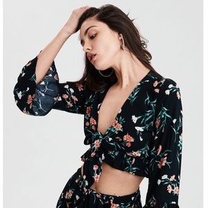 American Eagle tie front crop top!